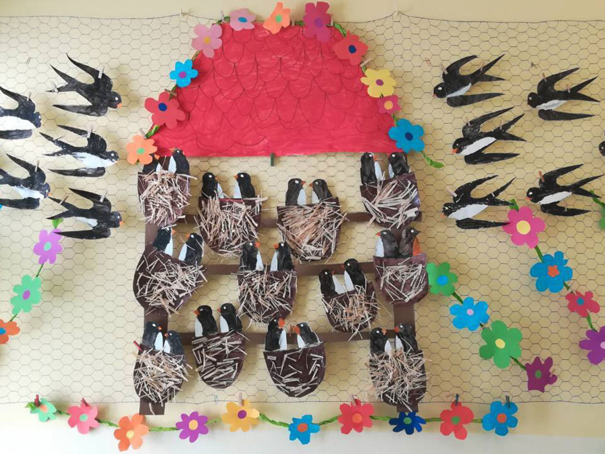 Pano s dječjim radovima lastavica